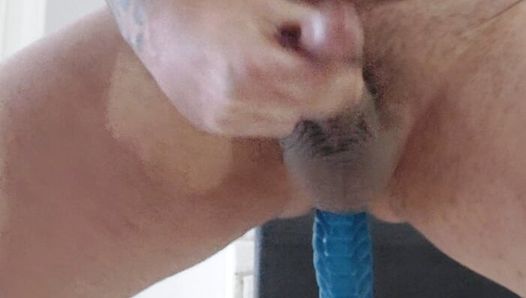 Nieuwsgierige hetero man die een dildo in zijn kont berijdt met een grote cumshot