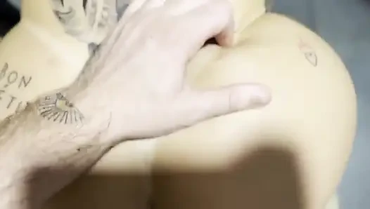 Comi a Funcionria Do Mc No Banheiro Do Trabalho Dela E Gozei Dentro