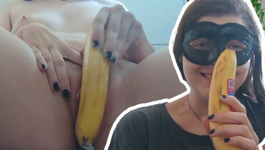 18-летняя ShyTeen трахается с бананом! Оргазм волосатой юной киски