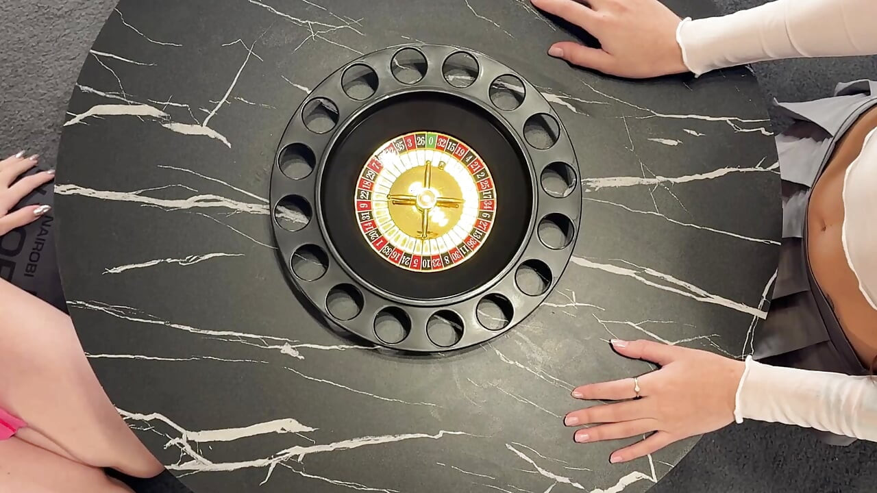 Dwie dziewczyny jeden facet Boże Narodzenie Ręczna robota Wyzwanie House Party dla zabawy i precum kapie tłuste spust