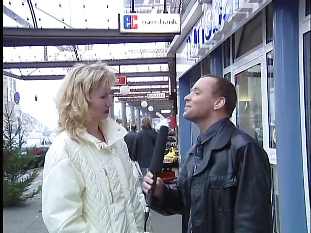 야외 인터뷰하는 독일 아마추어 여자