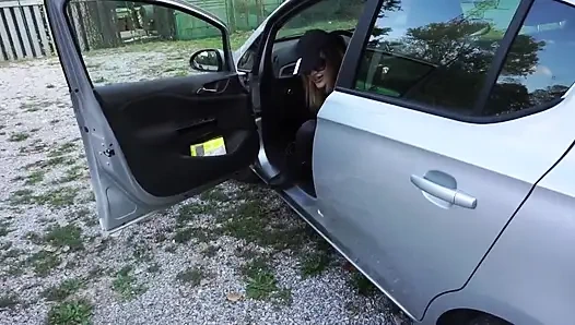 Kadın egemenliği piliç onu açık havada cezalandırmak istiyor