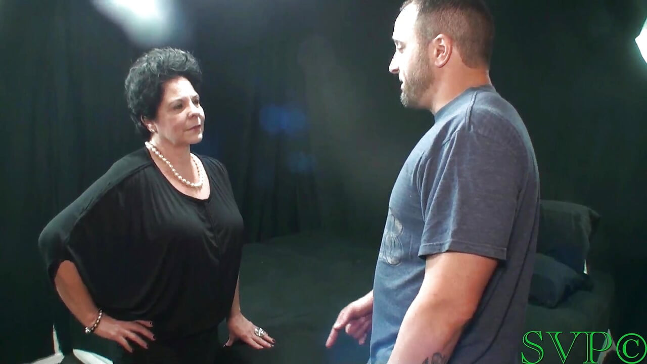 Rica meia-avó pressiona enteado por pau duro