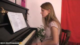 Le cours de musique se transforme en sexe