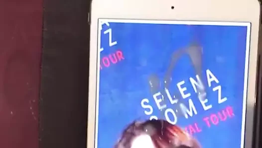 Selena Gomez boşalıyor