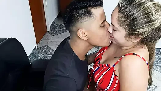 Hermansatra panas mengisap kontol lezat