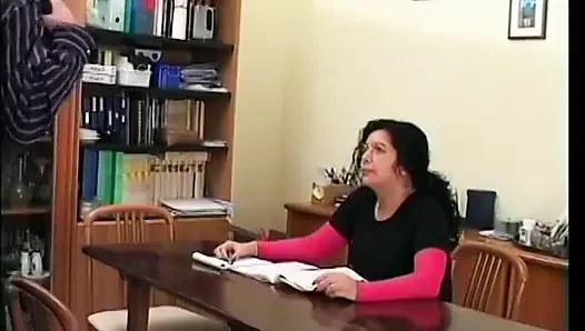 Pelacur dewasa dengan payudara alami dan stoking hitam bercinta dalam banget