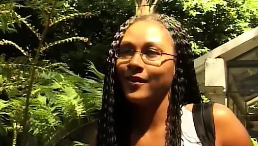 Heißer Ebony-Sex auf dem Sofa