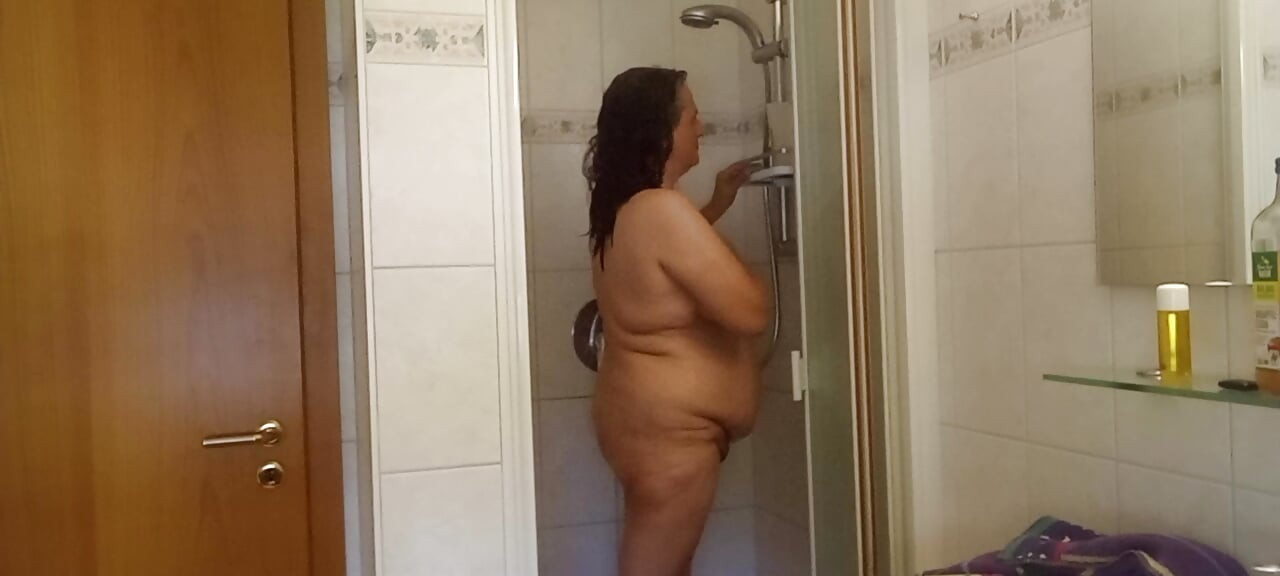 Olgun Alman MILF 52 yaşında, duşun altında tombul bir vücut yüzüne seriyor