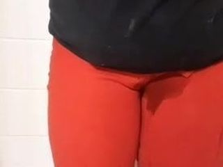 Писсинг в ее штаны для папочки