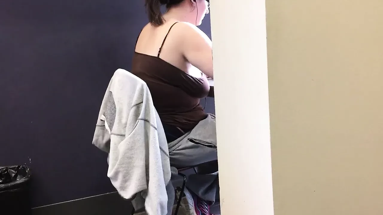 도서관에서 브라 없이 통통한 20살