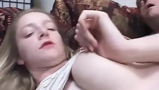 Сексуальная блондинка с волосатой киской трахается... сперма на киске