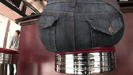 Genç kızın muhteşem neşeli kirazı muhteşem direği sikiyor