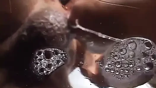 Geiler typ genießt einen schönen blowie in innenräumen