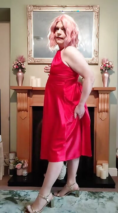 Сексуальный кроссдрессер в великолепном красном атласном платье