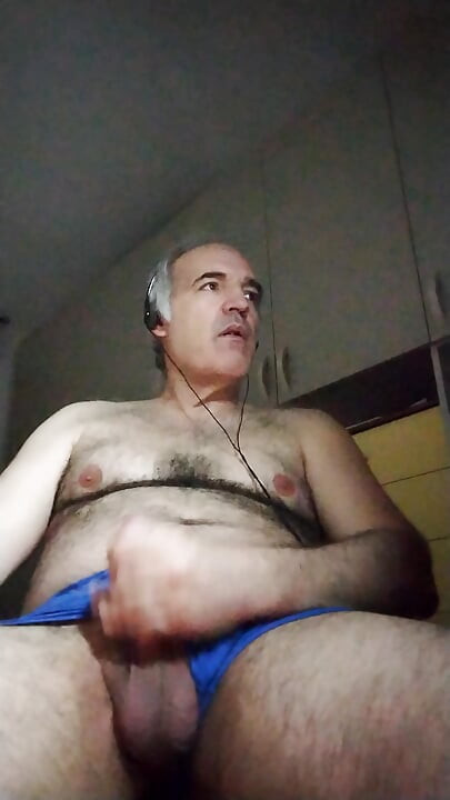 Drkala sam svoj kurac dva sata, napokon sam svršila