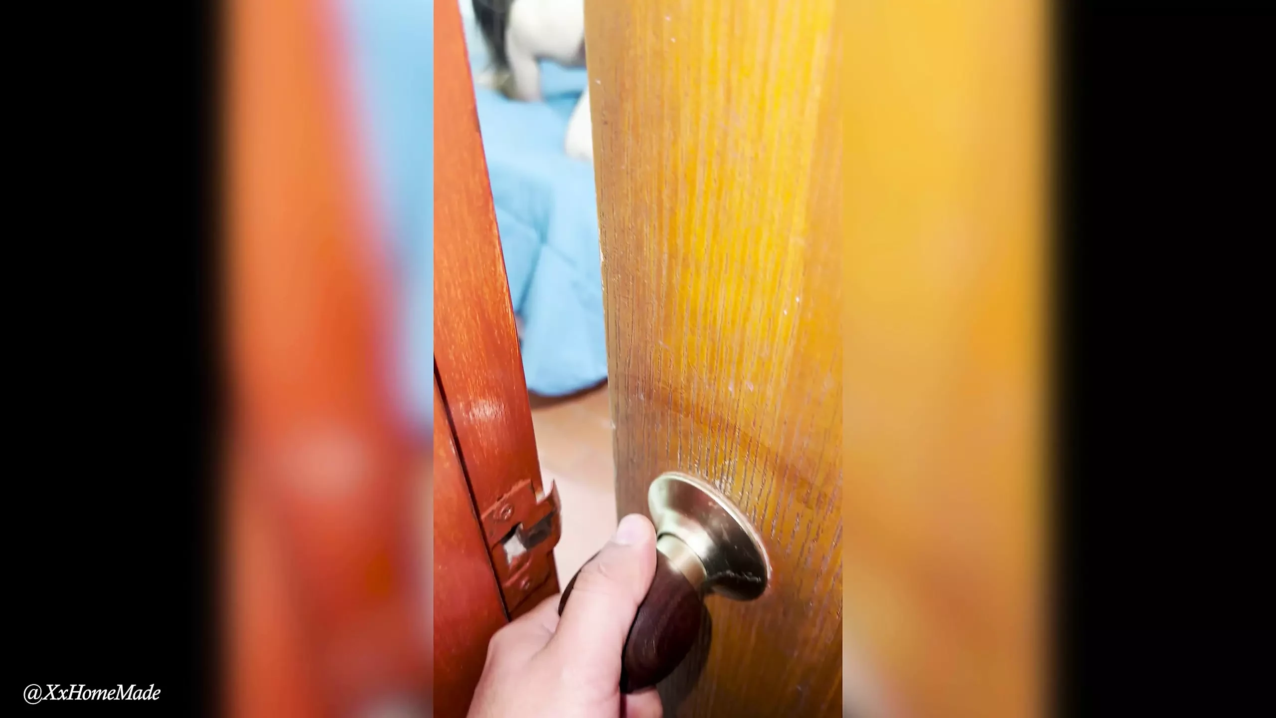 Apa celop! - Saya tidak sepatutnya membuka pintu ini...