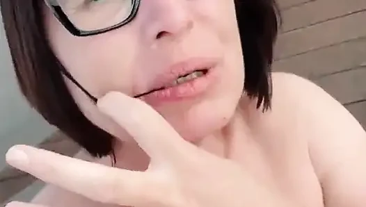 Julie menetes dari vagina