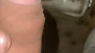 Chico indio del pueblo masturbándose en cuarto de baño