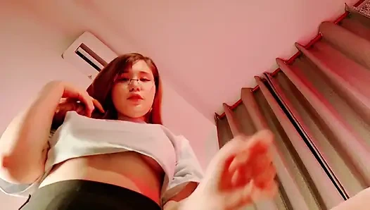 Твоя фигуристая ботанистая подруга хочет немного разогреть тебя