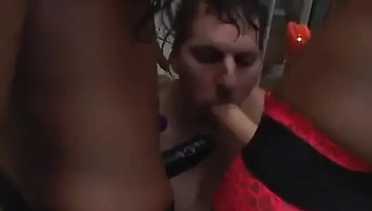 Sexy strap-on schwingende schwarze schätzchen verwüstet weißen typen auf couch und im pool