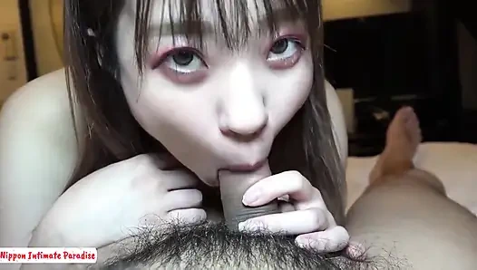 Mii делится своей жизненной историей с симпатичным лицом, смело показывая себя с уверенностью