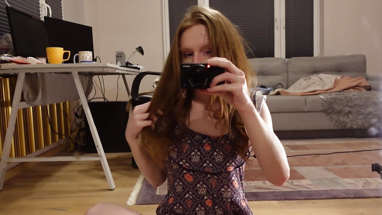 Striptease și masturbare în fața oglinzii