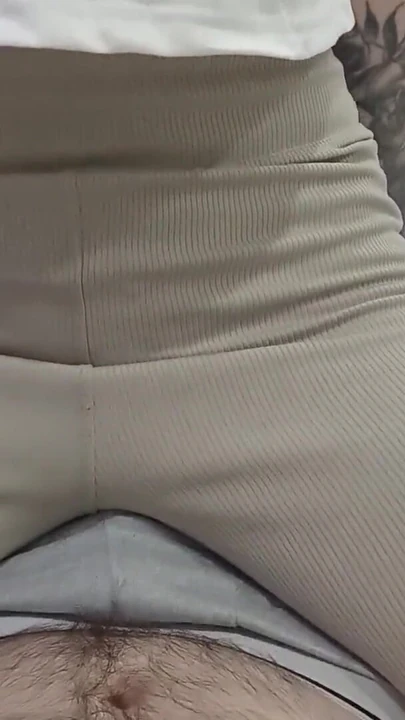 "DRY HUMP - 새로운 레깅스를 입은 동급생이 뜨겁다"에서 매혹적인 순간