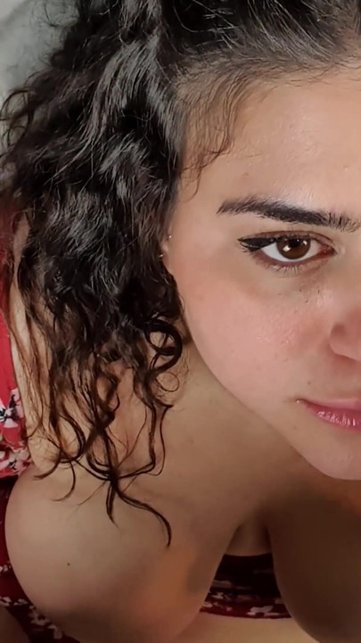 Žena vara s čovjekom za održavanje i brine se da gledaš