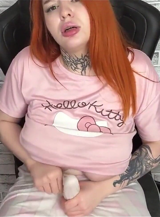 Atrapé a mi madrastra en chatroulette masturbándose la polla