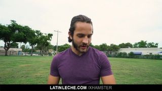Latinleche - semental de fútbol heterosexual gay por pago