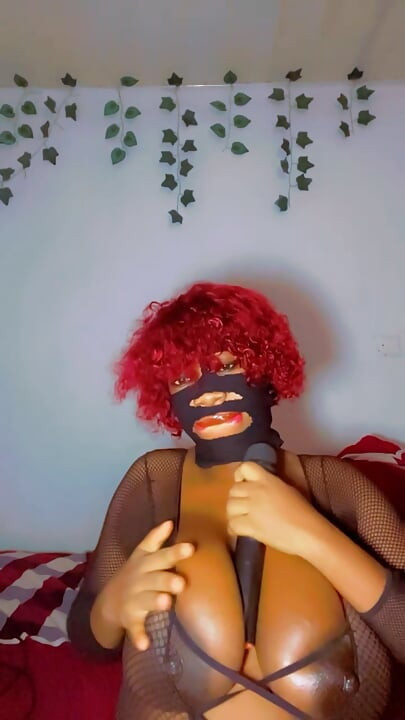 一个怀孕女士的滴水喷出阴户
