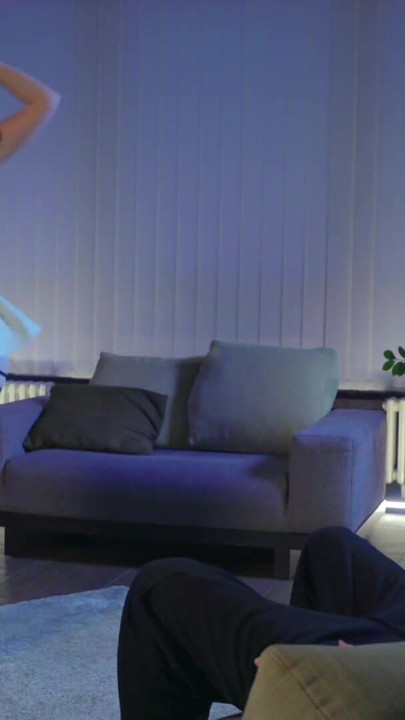 Η Jeny Smith, μια καυτή milf, δείχνει τα βυζιά και το μουνί της στον τύπο. Θα προχωρήσει αυτό πέρα από το σπασμωδικό; | Κλιπ 1