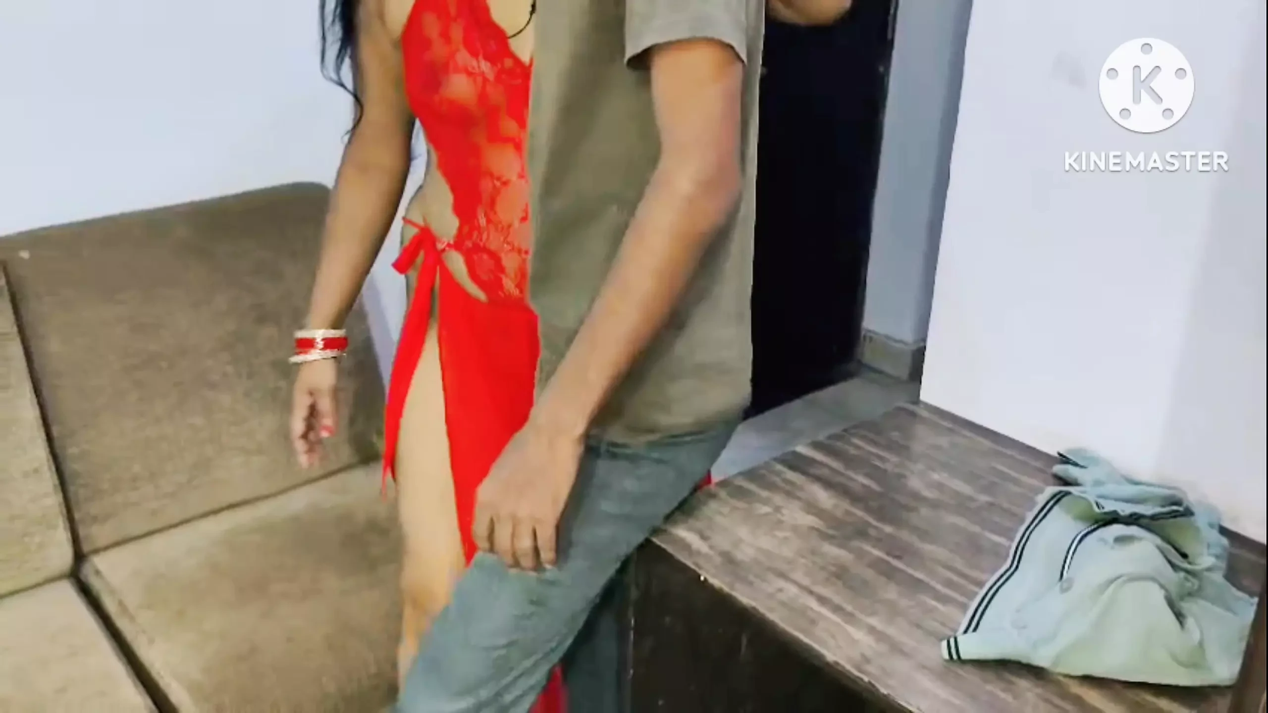 Aku membawa saudara perempuan temanku ke hotel dan mendapatkannya untuk pacarku dan temanku juga.