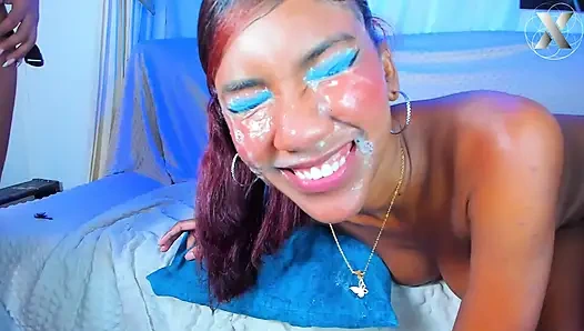 Hardcore Strap-On Lesbian: Fucking Tight Pussy Dengan Dildo Hitam Besar