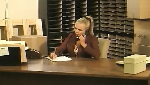 Die blonde sekretärin bekommt im büro ihr enges analloch gefickt