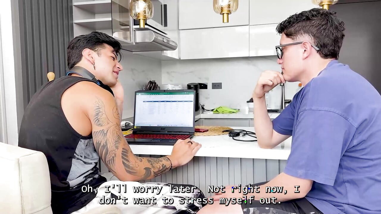 Ich Ficke Die Große Stiefmutter Meines Besten Freundes, Während Er Videospiele Spielt - Naty Slim