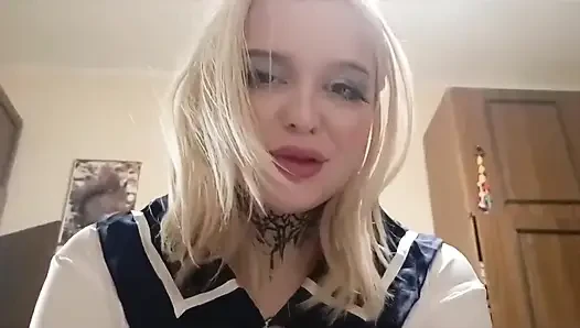 Трахаю мою сводную сестру, пока она смотрит видео