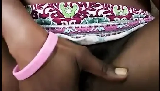 Coco pink si cewek cantik kulit hitam lagi asik ngocok kontol besarnya pakai kontol besar