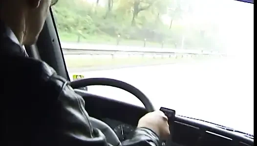 Güzel sarışın piliç iki serseriyi memnun ediyor