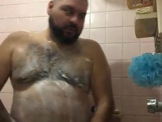 Orso che si masturba sotto la doccia