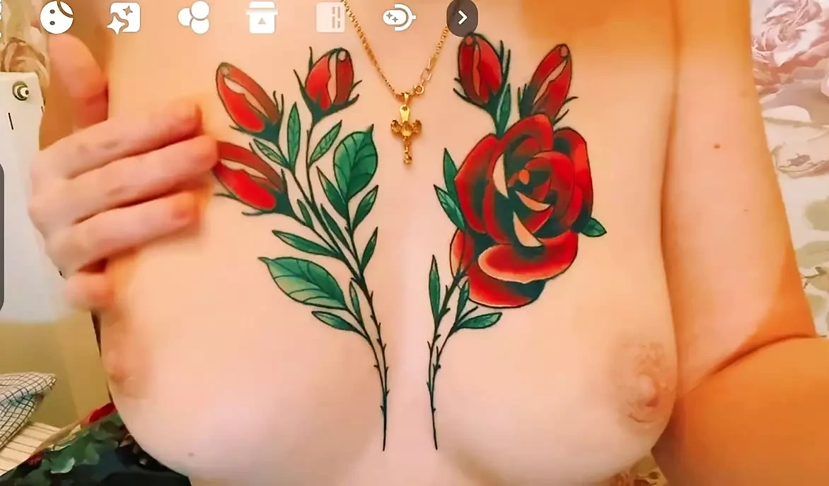 Bröst med tatuering