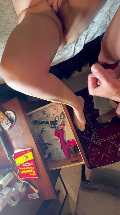 Rainha dos Pés com Tetas Grandes Brinca com Brinquedos e Pila