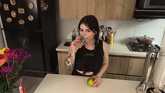 Üvey kız kardeşimin büyük götlü arkadaşını sikiyorum