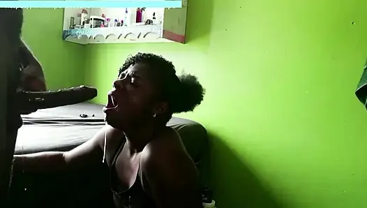 Tenggorokan cewek sange ini dientot habis-habisan sampai tenggorokan