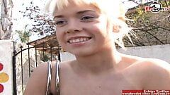 Юную блондинку с натуральными сиськами и пирсингованными сосками сняли на улице