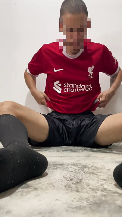 Mladić je završio s igrom, masturbirao se i došao, prskajući po cijelom podu, INTENZIVNO.