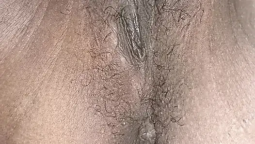 Vibratörle mastrubasyonun tadını çıkarıyor
