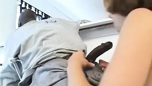 Молодая шлюшка сосет черный хуй