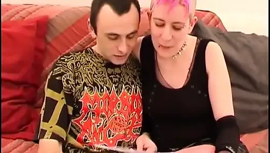 Mohindili vahşi sürtük dildoyla mastürbasyon yapıyor